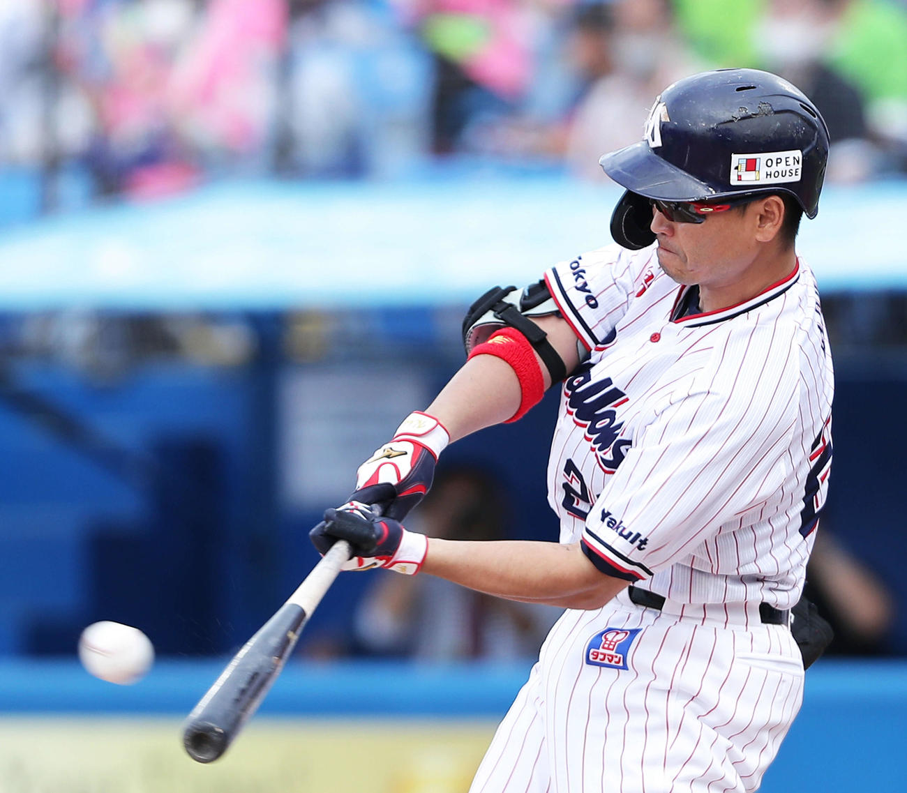 ヤクルト対西武　8回裏ヤクルト無死一、二塁、右に逆転2点適時二塁打を放つ青木（撮影・河田真司）