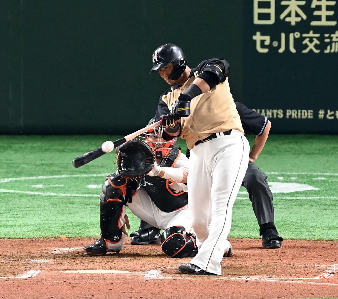 巨人対日本ハム　8回表日本ハム2死三塁、左前に適時打を放つ中田（撮影・たえ見朱実）