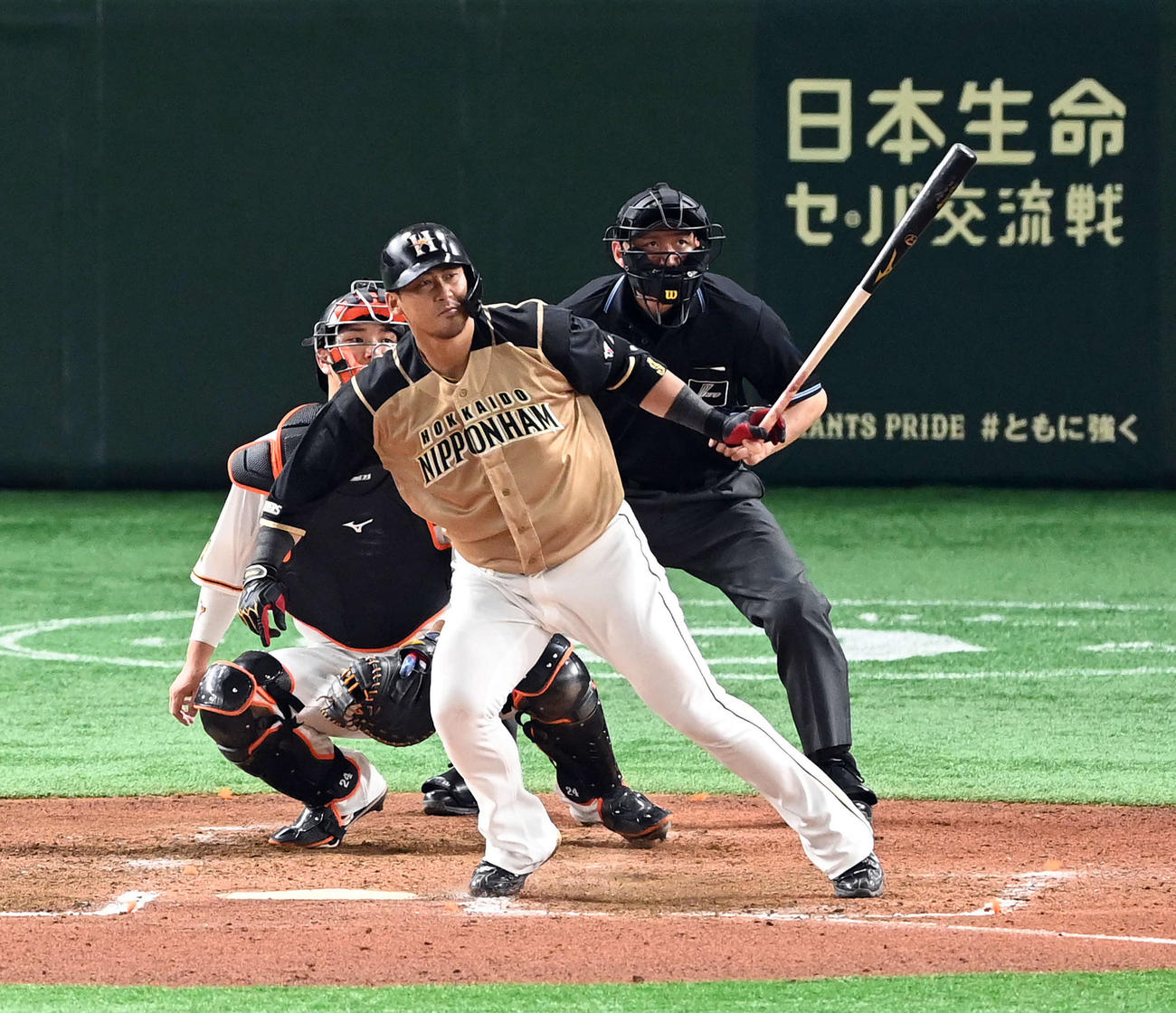 巨人対日本ハム　8回表日本ハム2死三塁、左前に適時打を放つ中田（撮影・たえ見朱実）