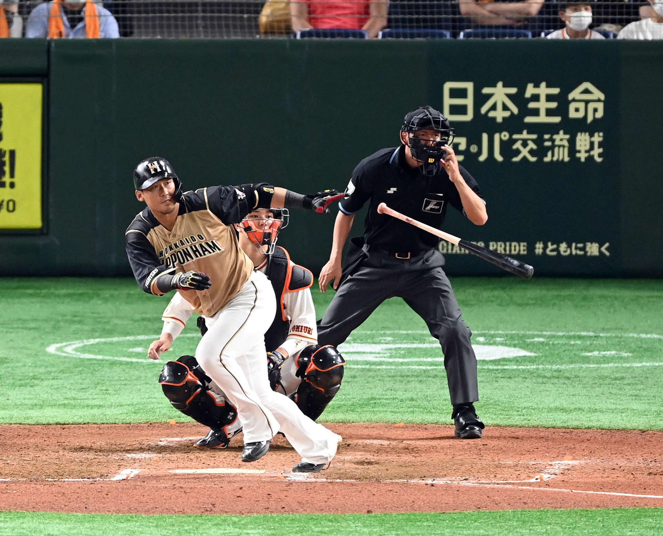 巨人対日本ハム　8回表日本ハム2死三塁、左前に適時打を放つ中田（撮影・たえ見朱実）