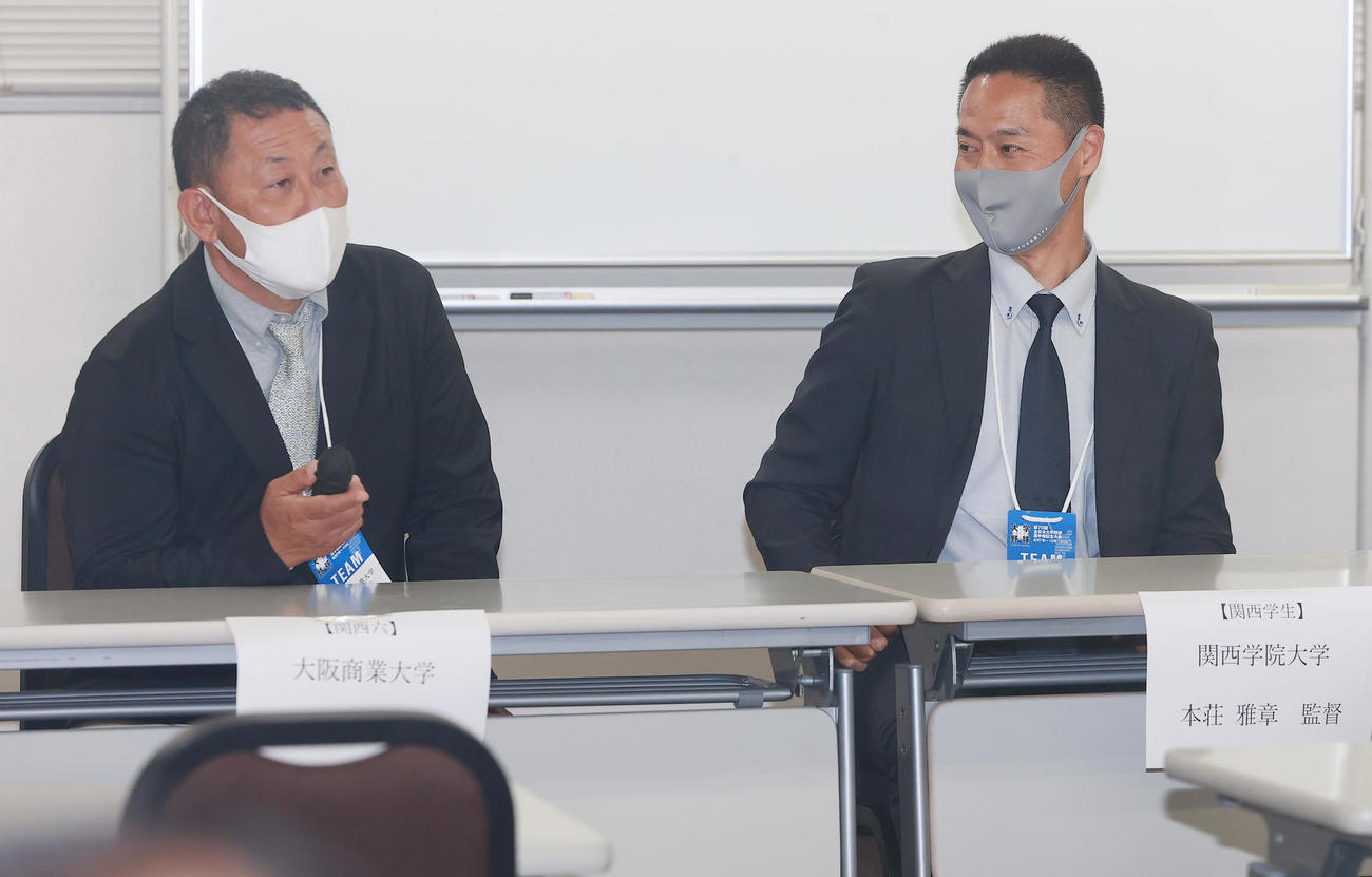 全日本大学野球選手権の開幕前日会見に出席した大商大・富山監督（左）と関学大・本荘監督（撮影・野上伸悟）