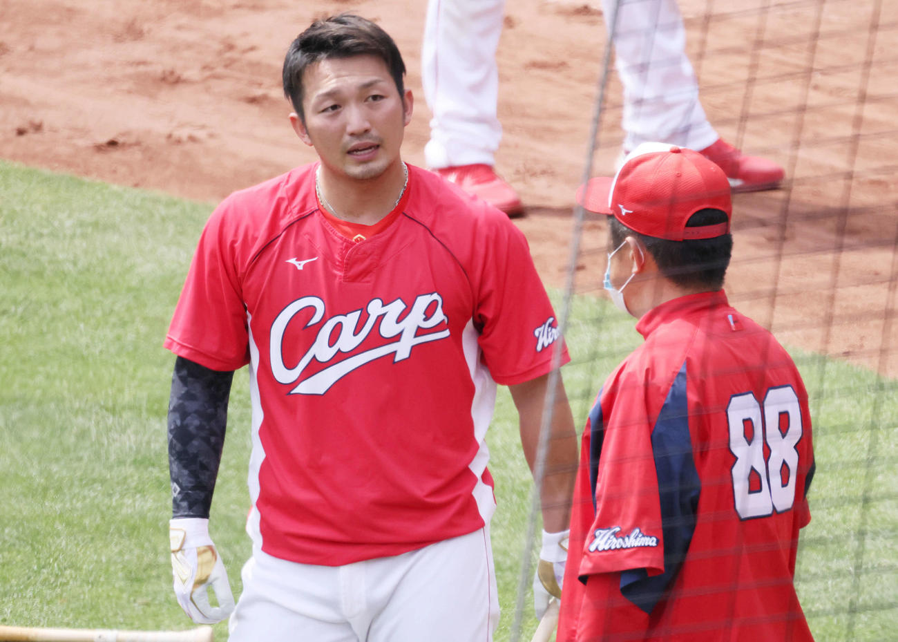 広島対楽天　試合前練習　1軍に合流した鈴木誠（左）と佐々岡監督（撮影・加藤孝規）