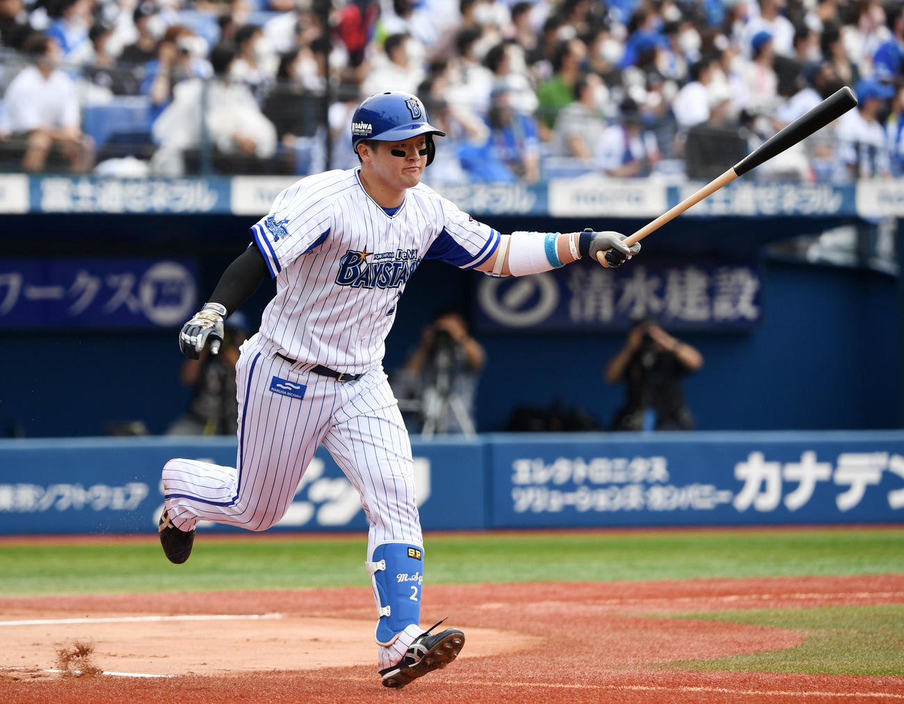 DeNA対ロッテ　2回裏DeNA2死、第10号となる左越え本塁打を放つ牧（撮影・横山健太）