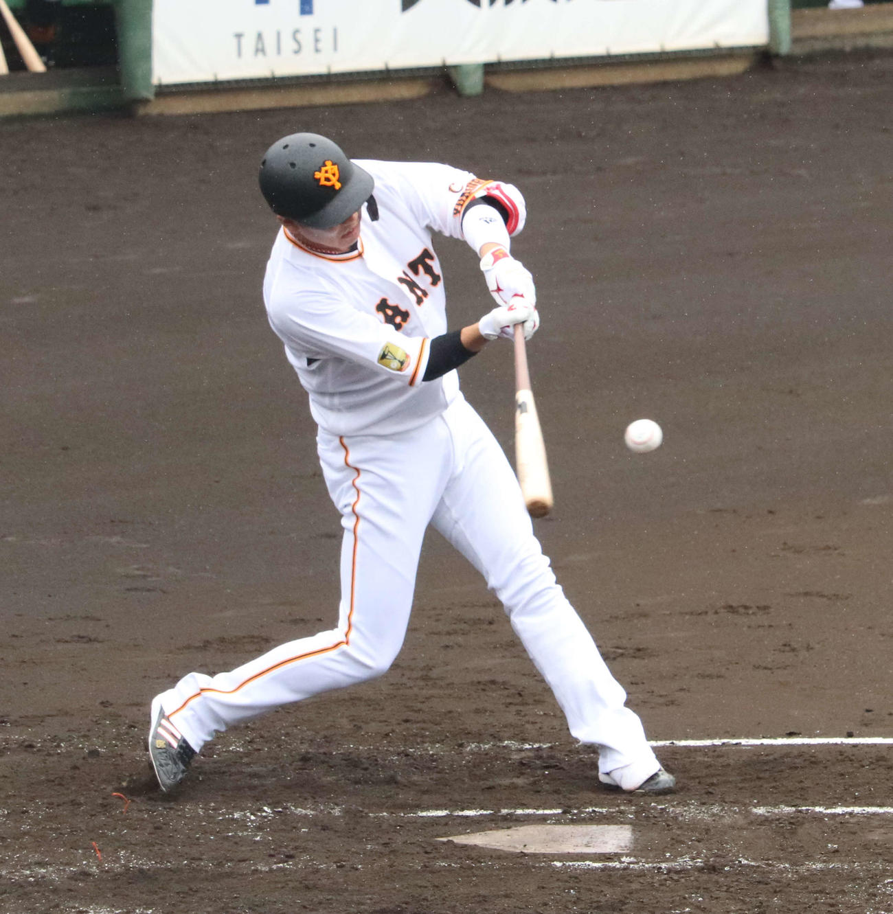 2軍西武戦で二塁打を放つ巨人坂本（撮影・小早川宗一郎）