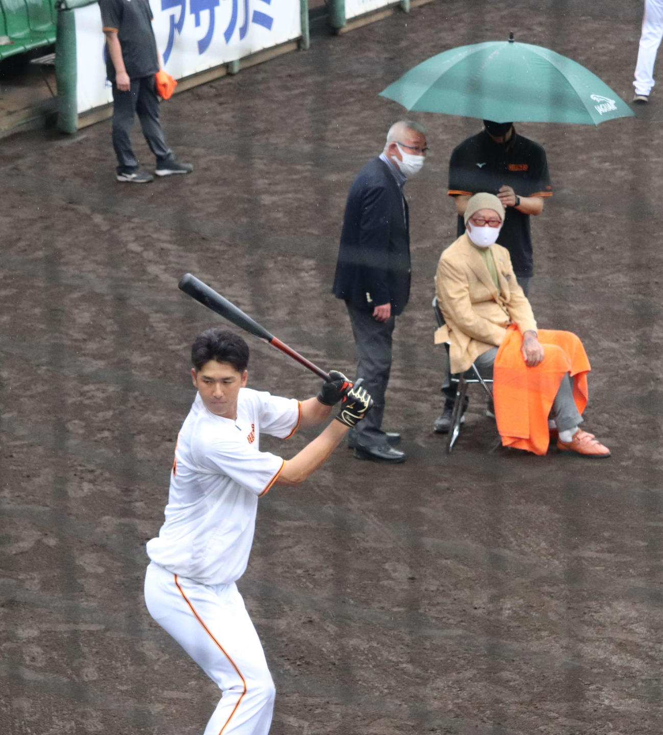 ジャイアンツ球場にサプライズ訪問し、ティー打撃を行う秋広（手前）に熱視線を送る巨人長嶋終身名誉監督（撮影・小早川宗一郎）