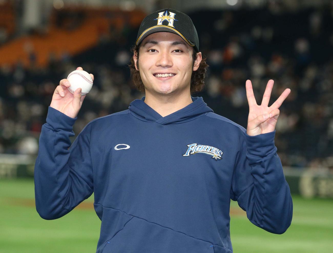巨人対日本ハム　3勝目を挙げ笑顔の伊藤（撮影・黒川智章）