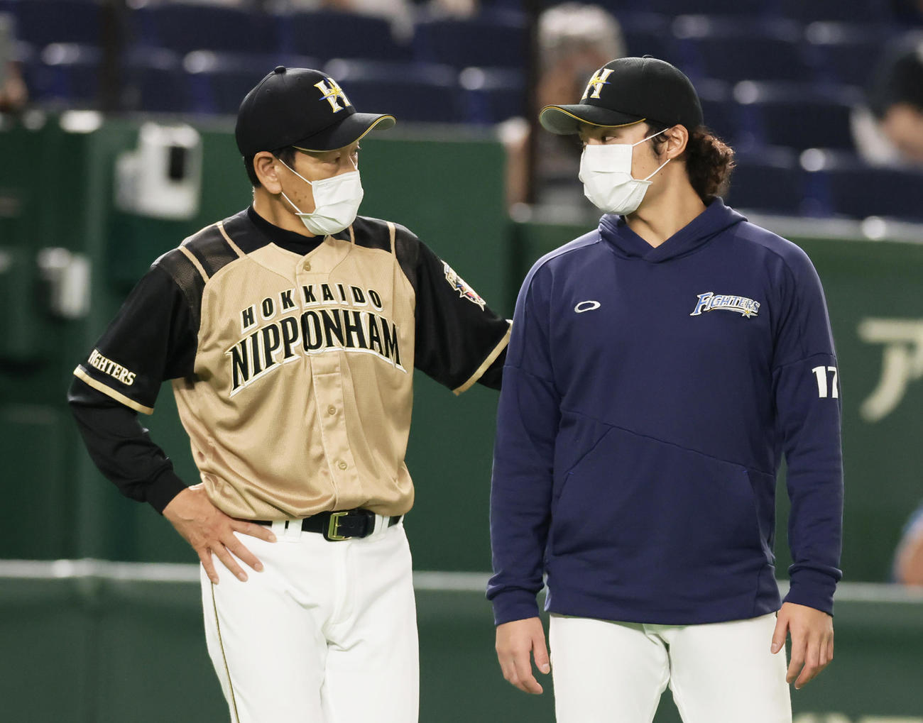 巨人対日本ハム　7回1失点で勝利を挙げた日本ハム伊藤（右）をねぎらう栗山監督（撮影・足立雅史）