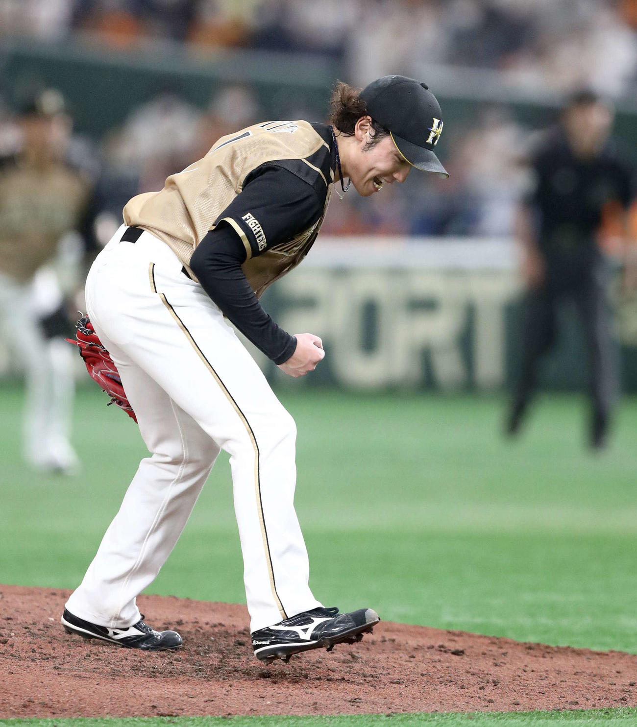 巨人対日本ハム　6回裏巨人2死一塁、亀井を三振にとり叫ぶ伊藤（撮影・黒川智章）