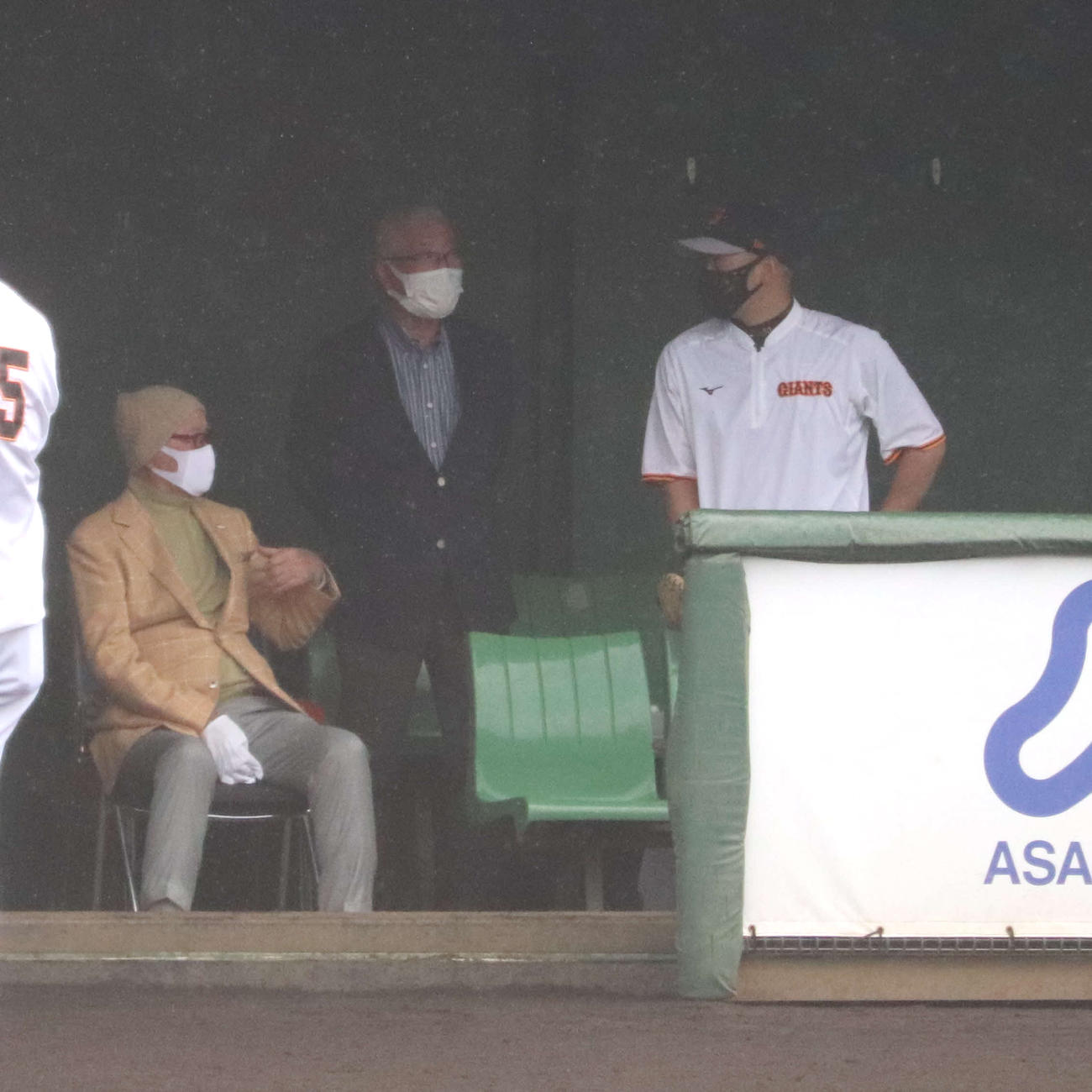 ジャイアンツ球場にサプライズ訪問した巨人長嶋茂雄終身名誉監督（左）（撮影・小早川宗一郎）