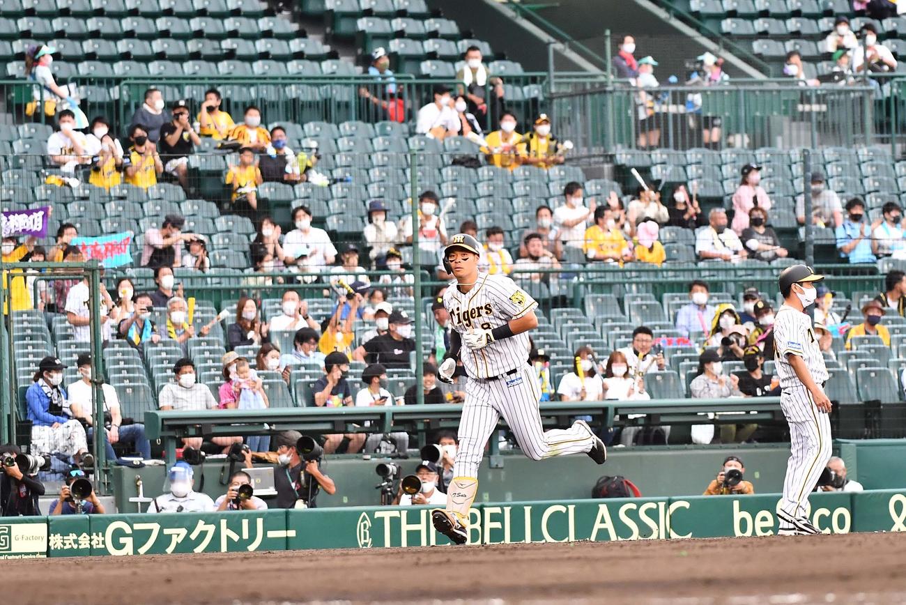 阪神対ソフトバンク　9回裏阪神1死、中越えにソロ本塁打を放つ佐藤輝（撮影・上田博志）