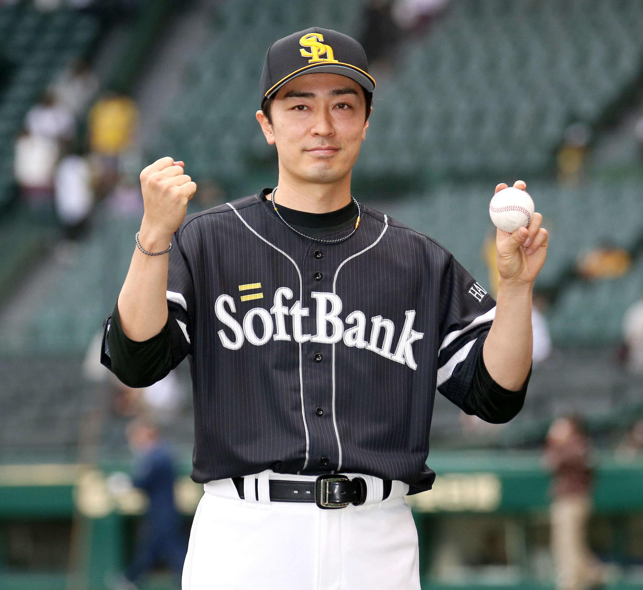 阪神対ソフトバンク　和田はウイニングボールを手に笑顔を見せる（撮影・上山淳一）