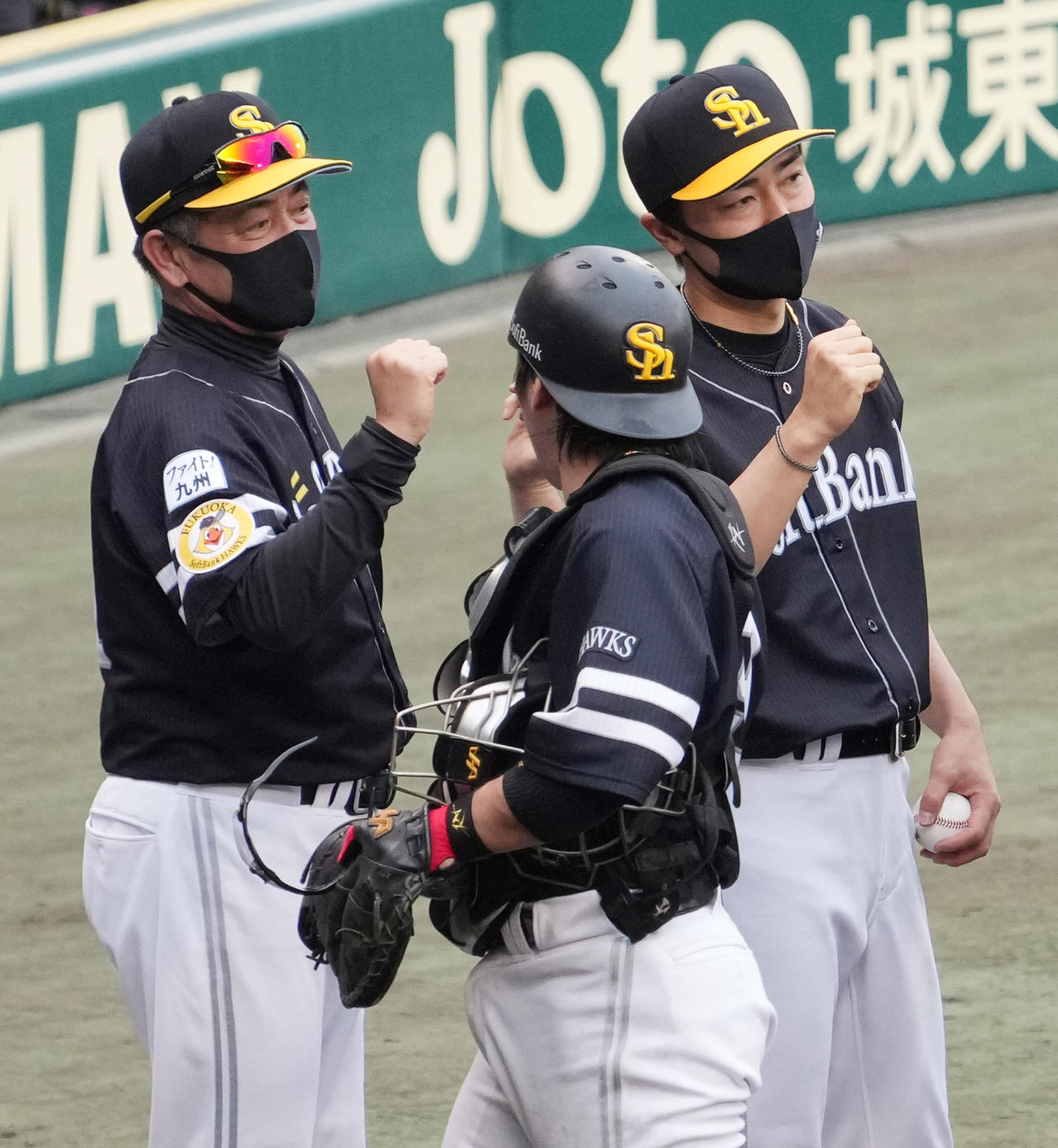 阪神対ソフトバンク　阪神に連勝し選手を出迎える工藤監督（左）と勝利投手の和田（右）（撮影・清水貴仁）