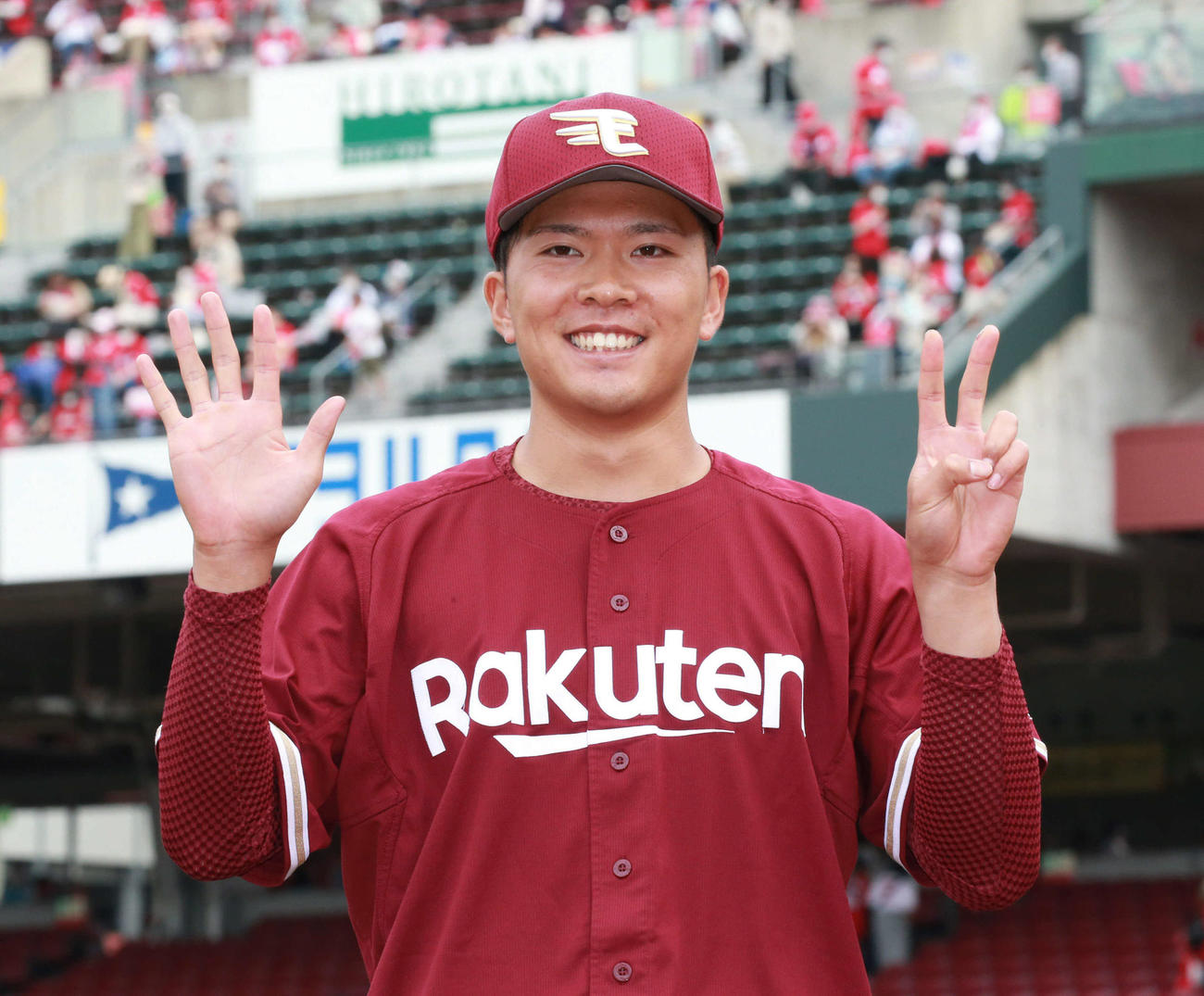 7勝目を挙げた早川は指で7のポーズ
