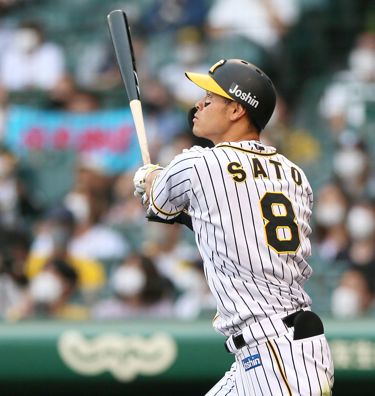 阪神対ソフトバンク　9回裏阪神1死、佐藤輝は右越え本塁打を放つ（撮影・上山淳一）