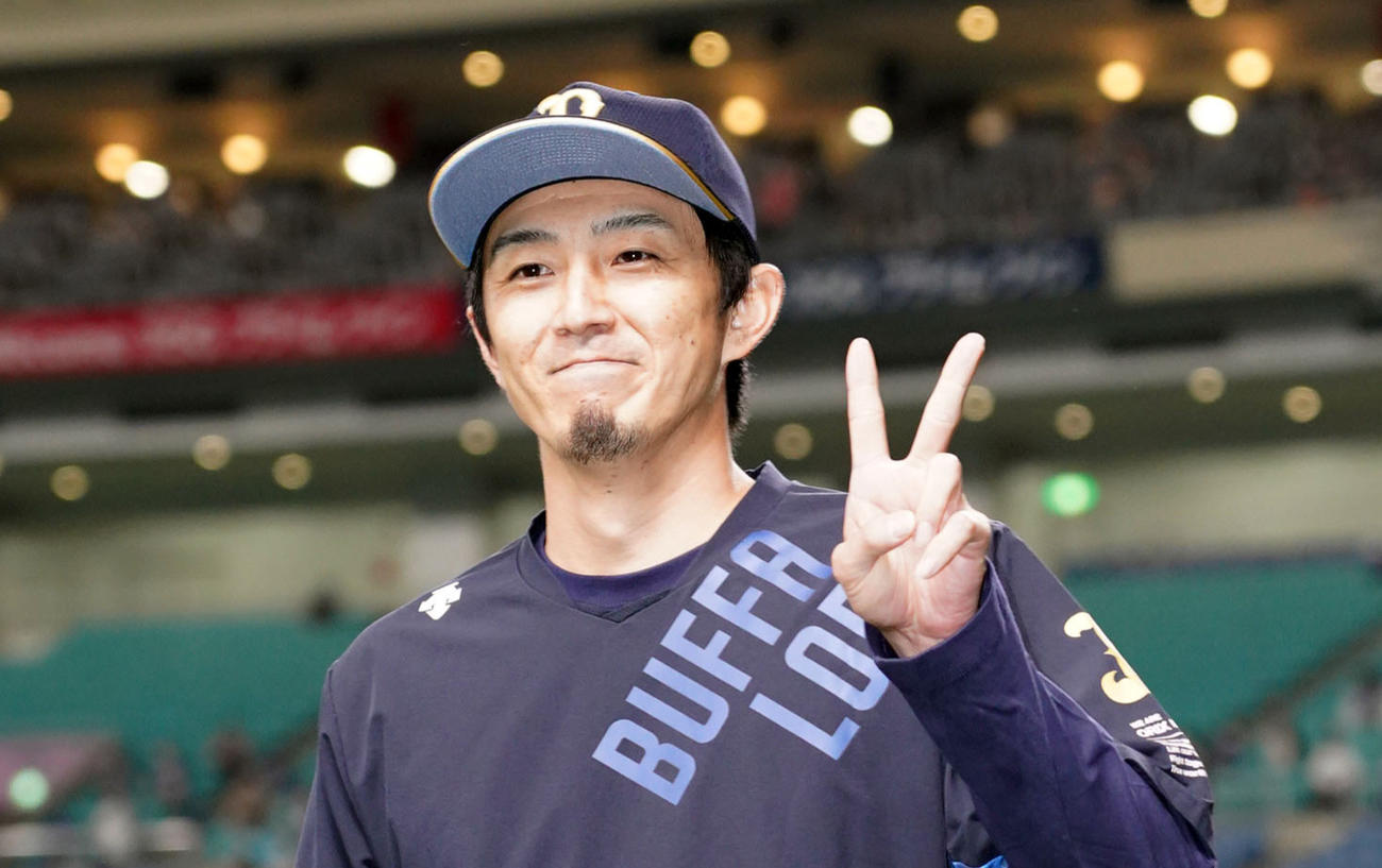 中日対オリックス　ヒーローインタビューを終えVサインするオリックス増井（撮影・森本幸一）
