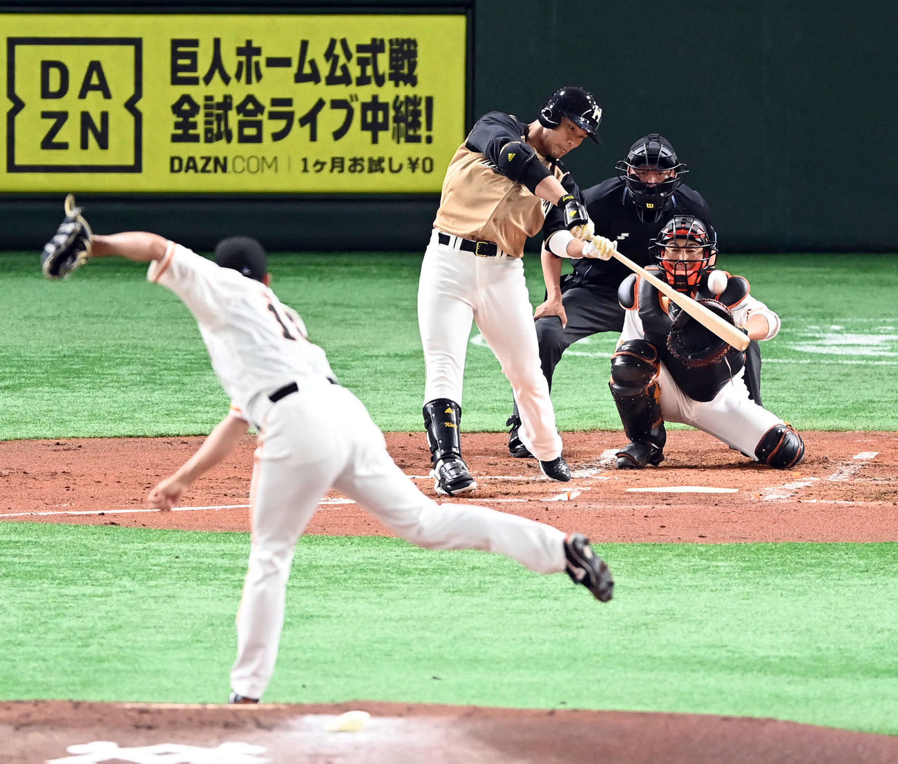 巨人対日本ハム　2回表日本ハム無死、菅野から左越えソロ本塁打を放つ王柏融（撮影・たえ見朱実）