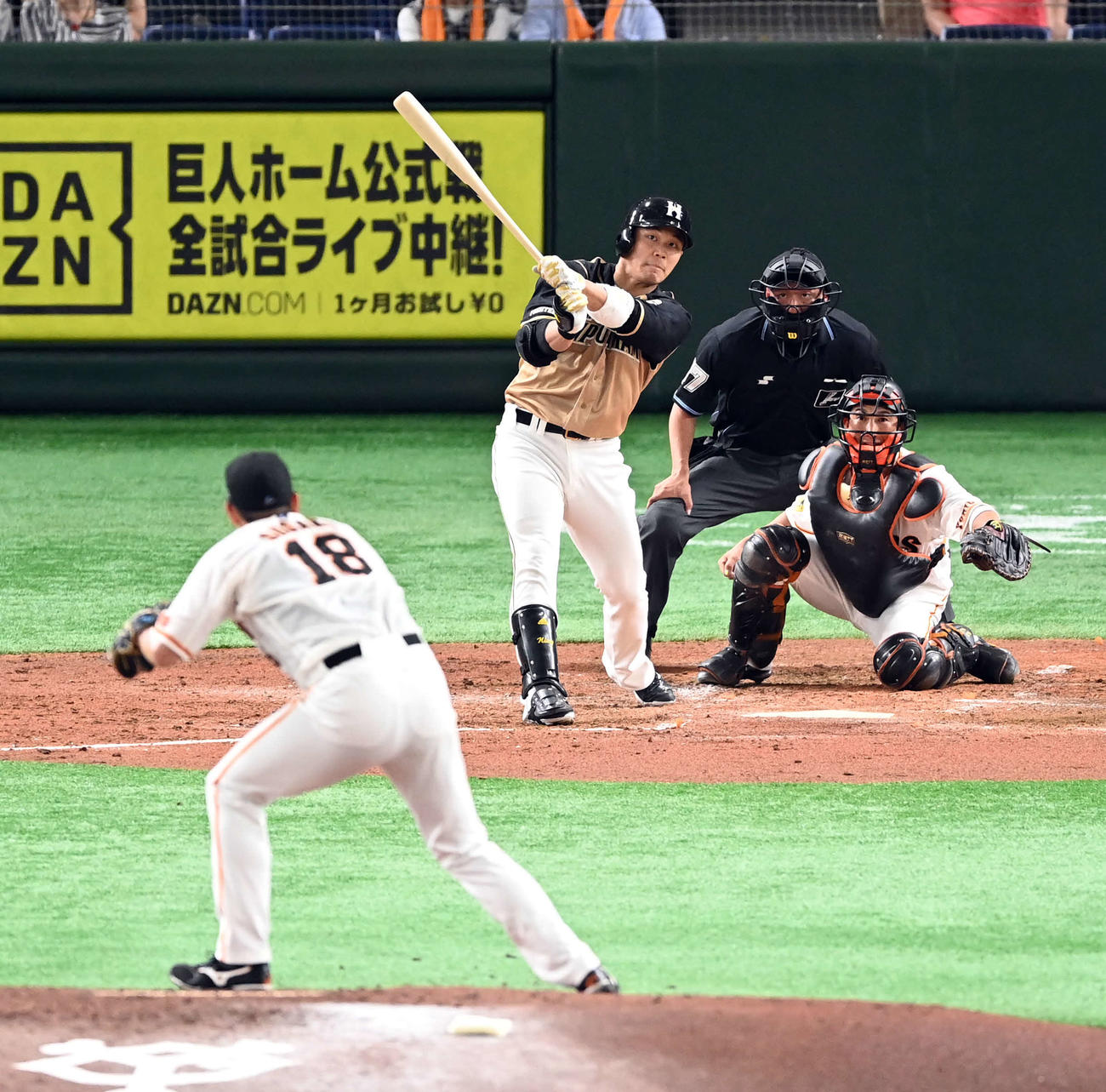 巨人対日本ハム　4回表日本ハム2死、中前に二塁打を放つ王柏融。投手菅野（撮影・たえ見朱実）