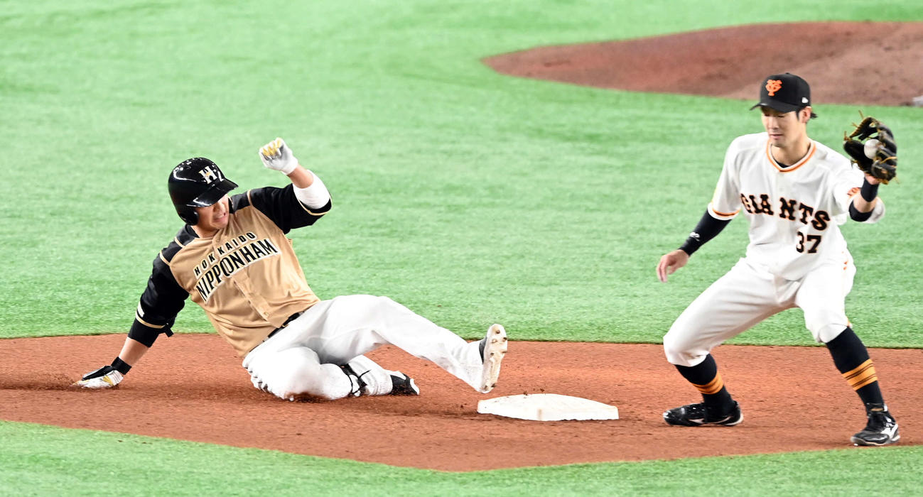巨人対日本ハム　4回表日本ハム2死、中前に二塁打を放った王柏融（撮影・たえ見朱実）