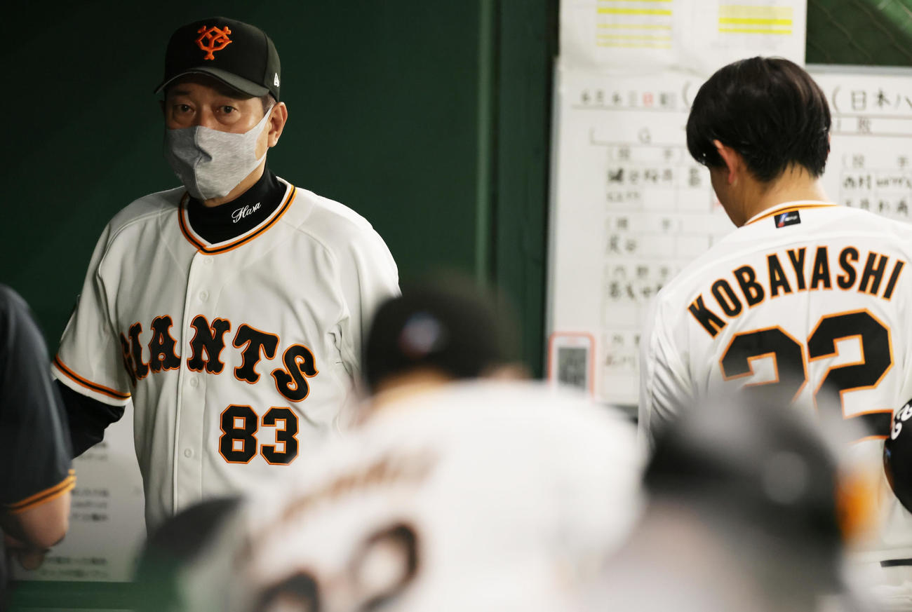 巨人対日本ハム　巨人菅野の交代を告げベンチに戻る原監督（左）。右は小林（撮影・足立雅史）