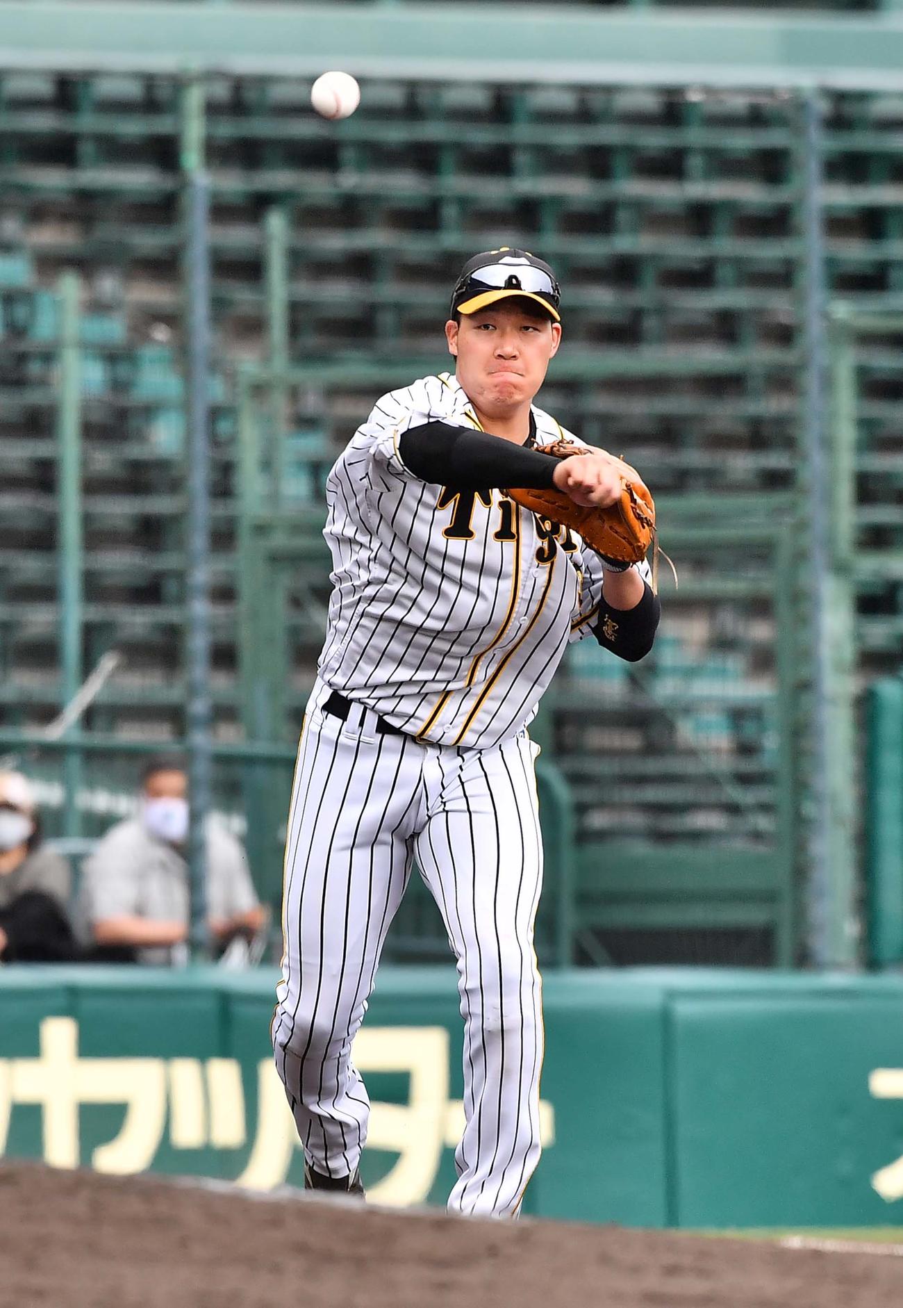 阪神対ソフトバンク　4回表ソフトバンク2死、三森の打球をさばくも一塁へ悪送球する大山（撮影・上田博志）