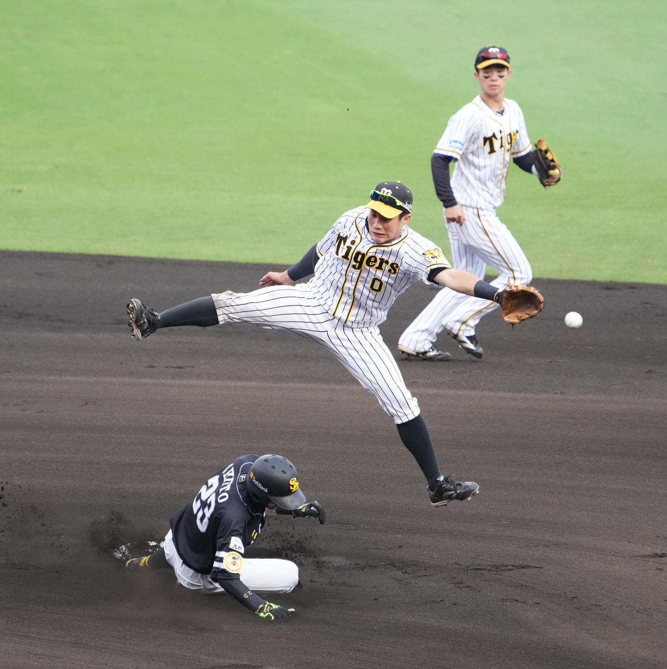 阪神対ソフトバンク　8回表ソフトバンク無死一塁、打者甲斐拓也の時に二盗を決める周東佑京、さらに捕手坂本誠志郎の悪送球で三塁に進む、二塁手木浪聖也（撮影・清水貴仁）