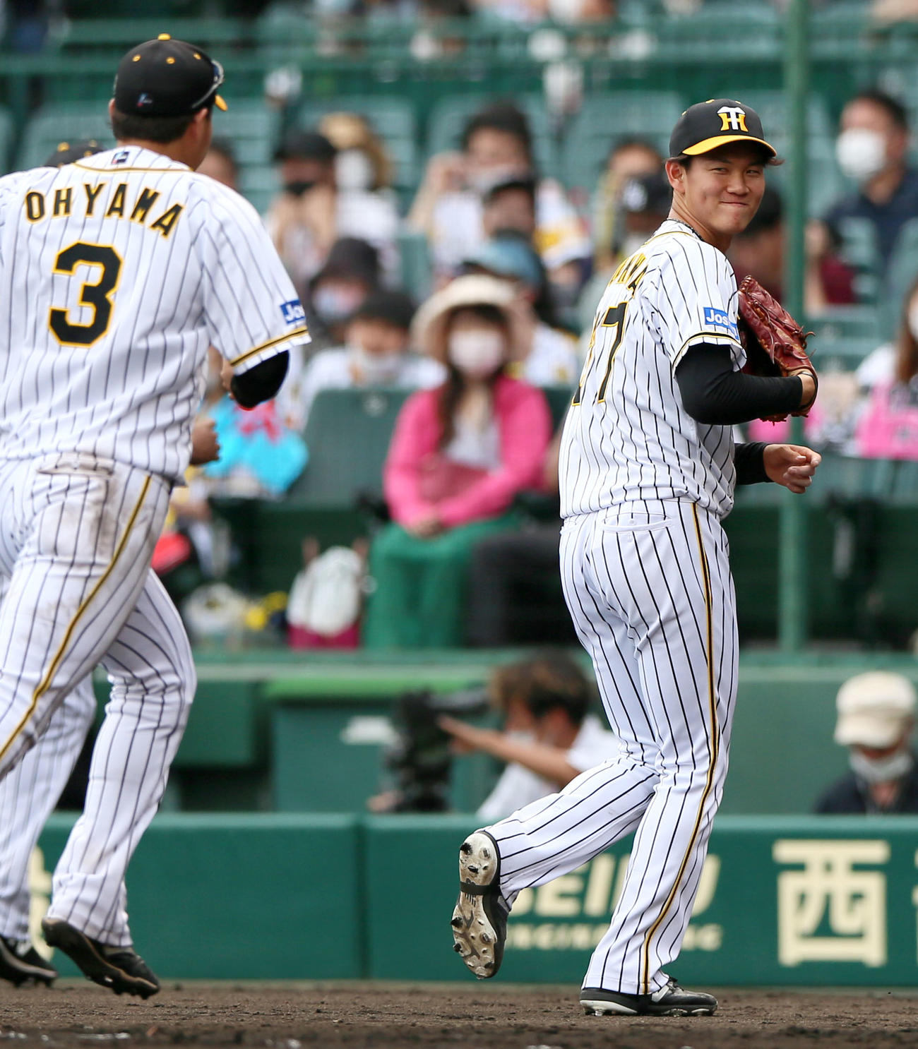 阪神対ソフトバンク　阪神及川（右）は7回を3者凡退に抑え笑顔を見せる（撮影・上山淳一