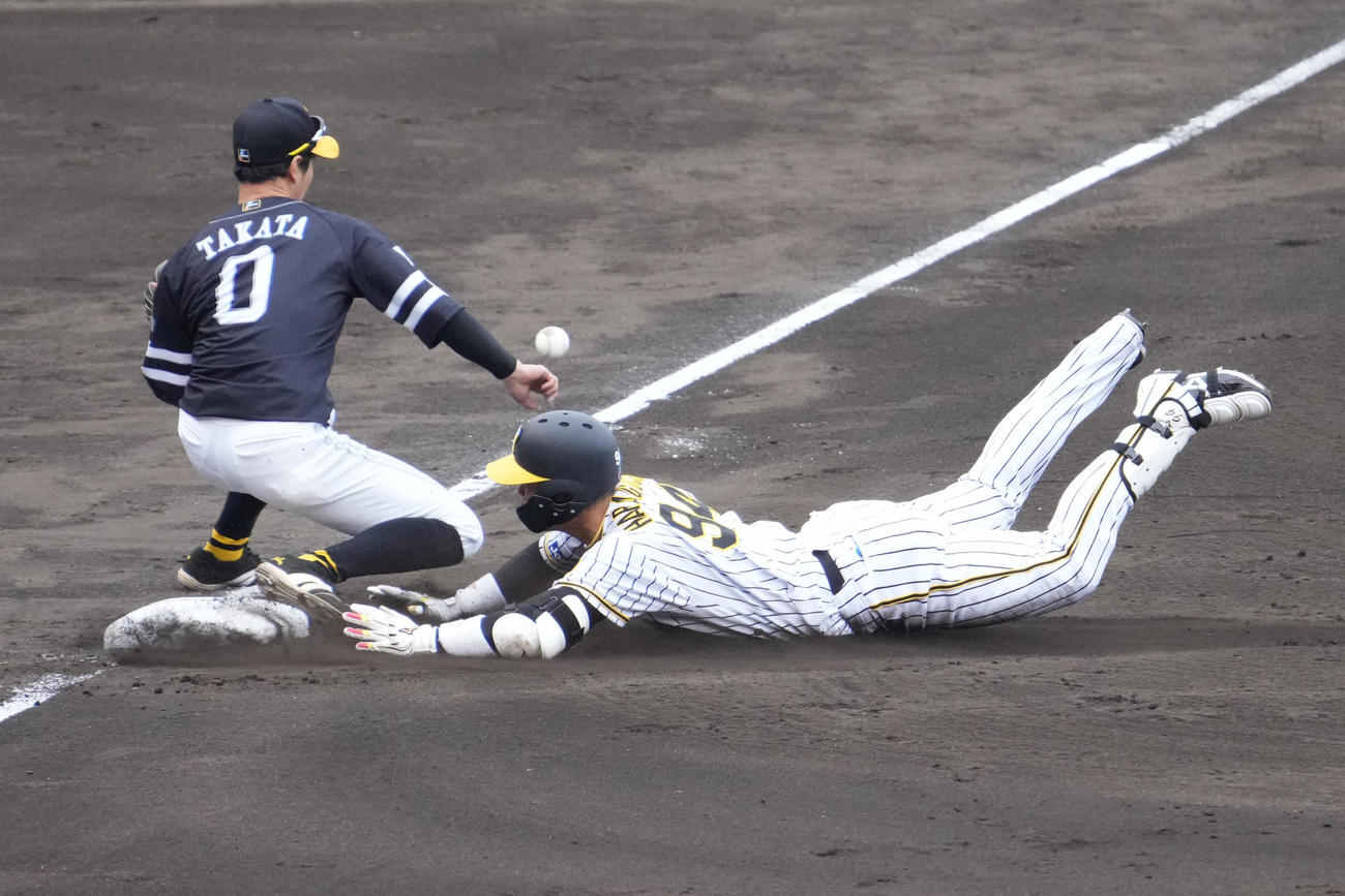 阪神対ソフトバンク　8回裏阪神1死、左中間をやぶる三塁打を放つ原口（撮影・清水貴仁）