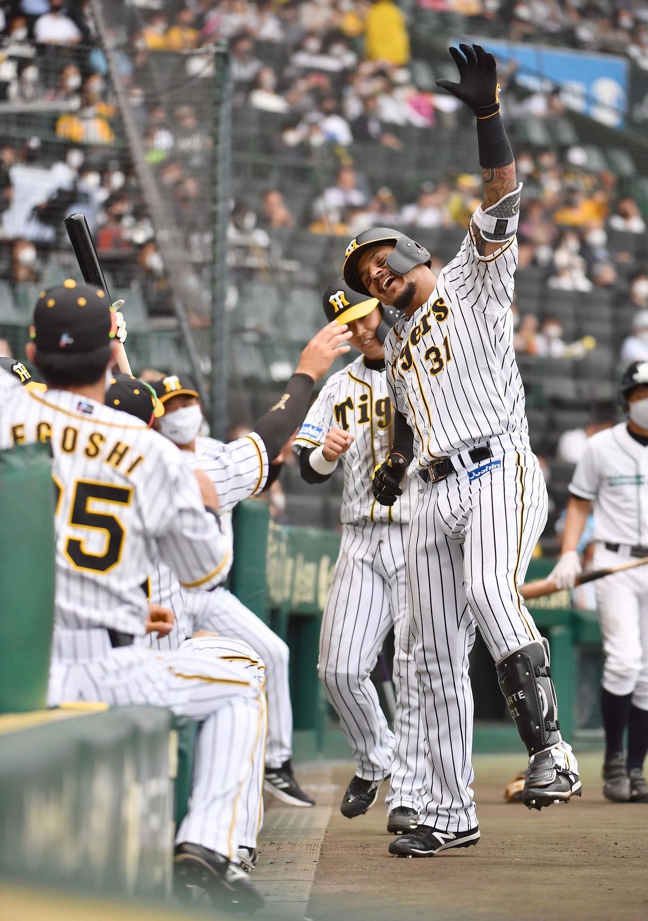 阪神対ソフトバンク　8回裏阪神2死三塁、左越え2点本塁打を放ちラパンパラポーズを決めるマルテ（撮影・上田博志）