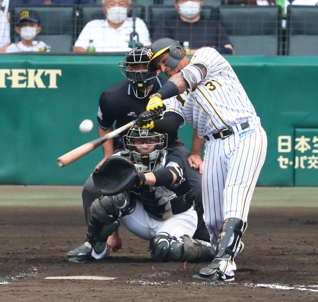 阪神対ソフトバンク　8回裏阪神2死三塁、マルテは左越え2点本塁打を放つ（撮影・宮崎幸一）