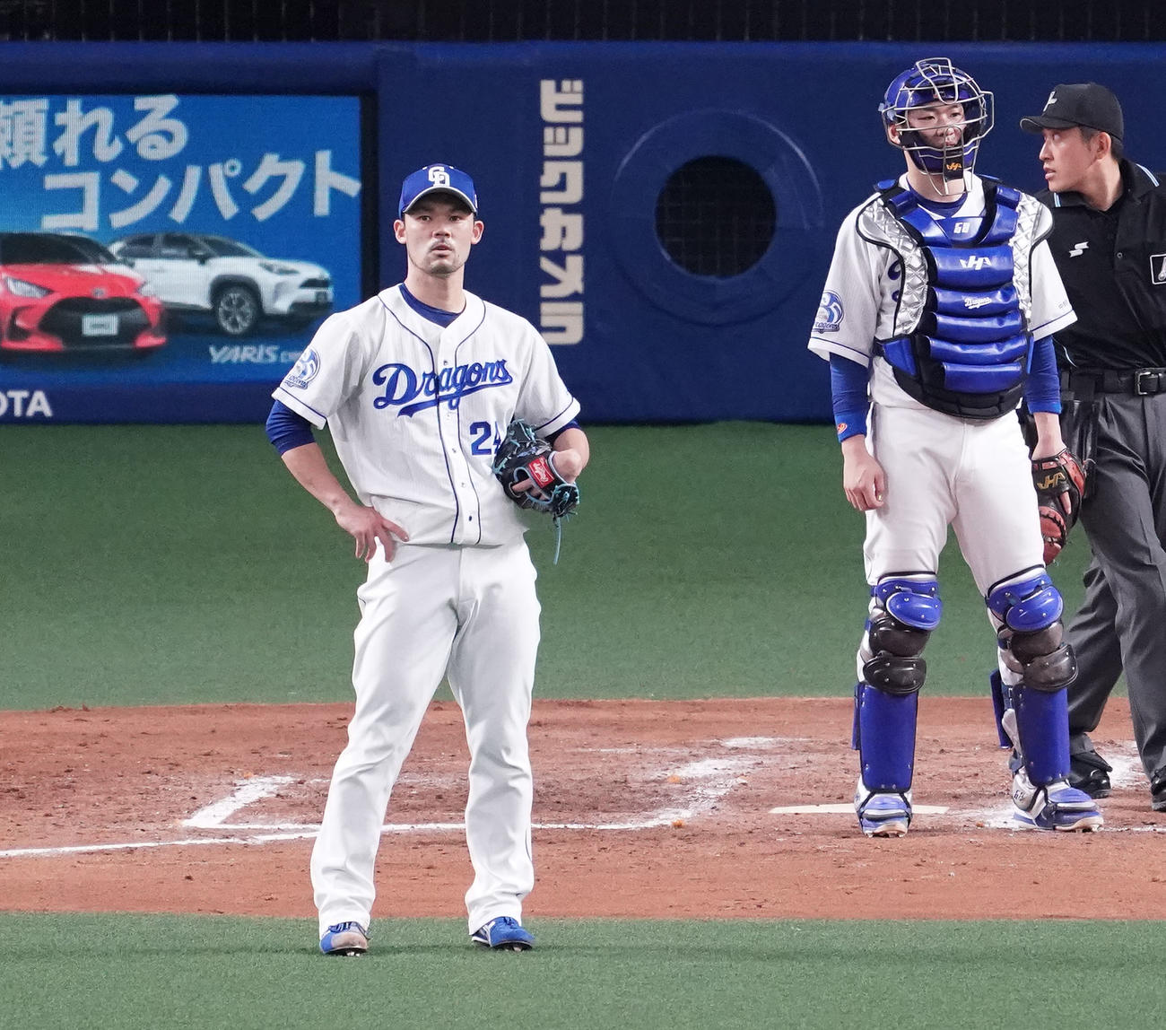 中日対オリックス　4回表オリックス1死二塁、伏見に左前安打を打たれ立ちつくす福谷、桂の中日バッテリー（撮影・森本幸一）