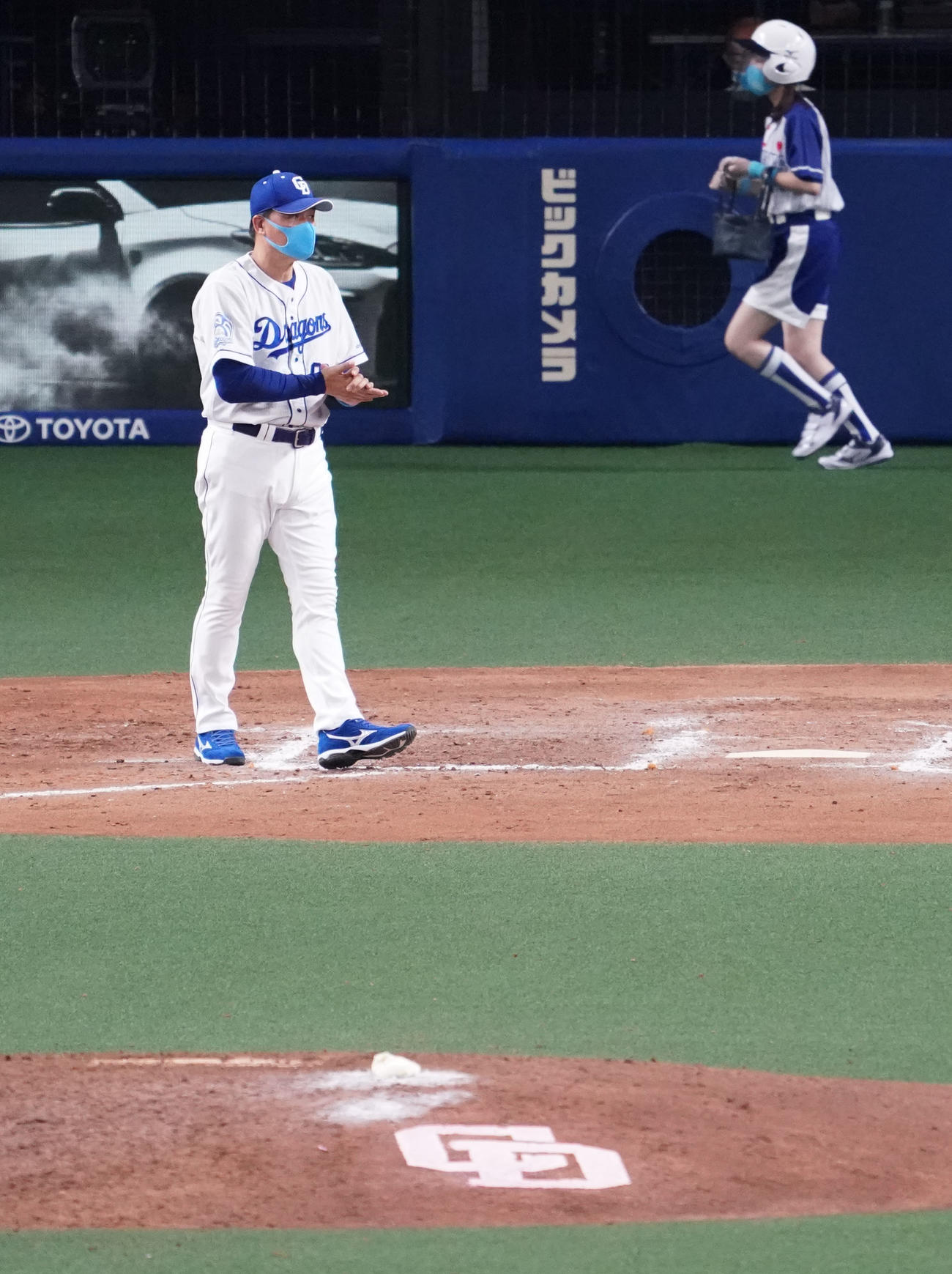 中日対オリックス　試合終了、オリックスに完封負け1点が遠く交流戦初対戦カード負け越しにガックリの与田監督（撮影・森本幸一）