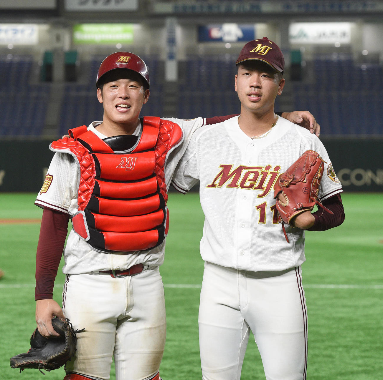 沖縄大対名城大　完封勝利を挙げた名城大・松本（右）と野口捕手（撮影・柴田隆二）