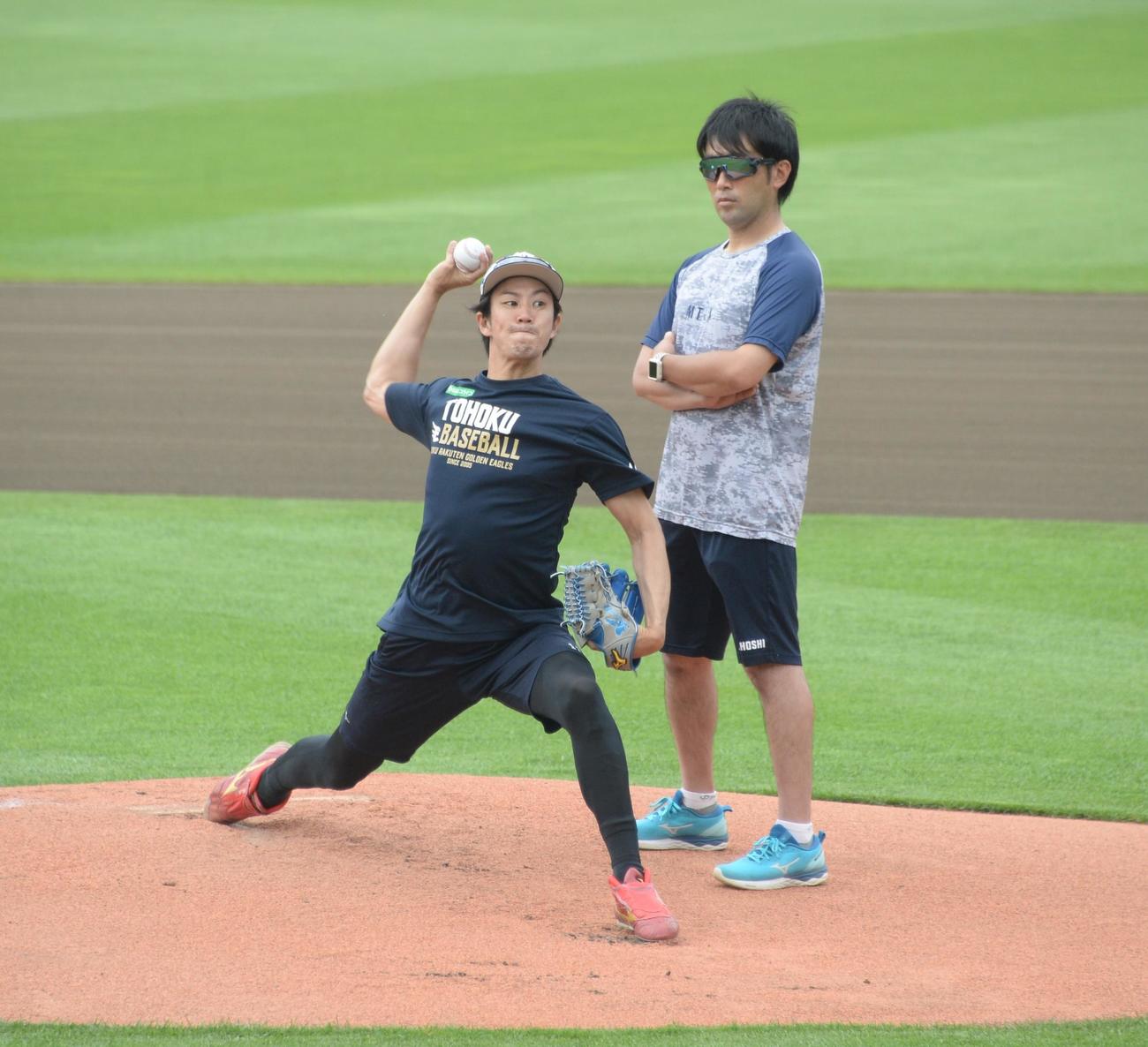 トレーナーが見守る中でマウンドの感触を確認する楽天岸（撮影・鈴木正章）