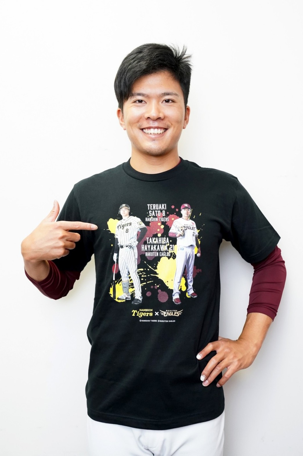 交流戦最後となる阪神3連戦へ向けたコラボTシャツを着用する楽天早川（楽天野球団提供）