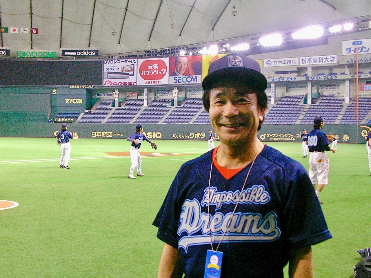 東京ドームでの「ラ・マンチャの男」出演者チーム対舞台照明スタッフチームの草野球で笑顔を見せる佐藤輝さん（オフィス天童提供）