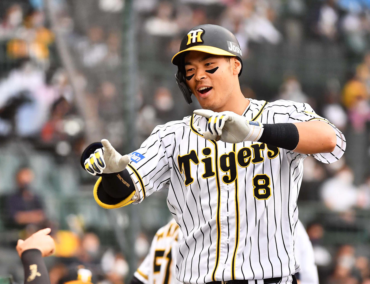 6日ソフトバンク戦で本塁打を放ち「Zポーズ」の阪神佐藤輝明