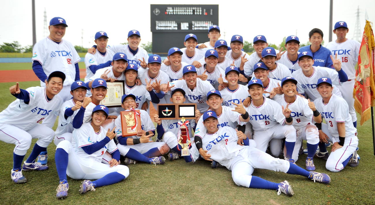 5大会ぶり6度目の優勝を決め大喜びのTDK
