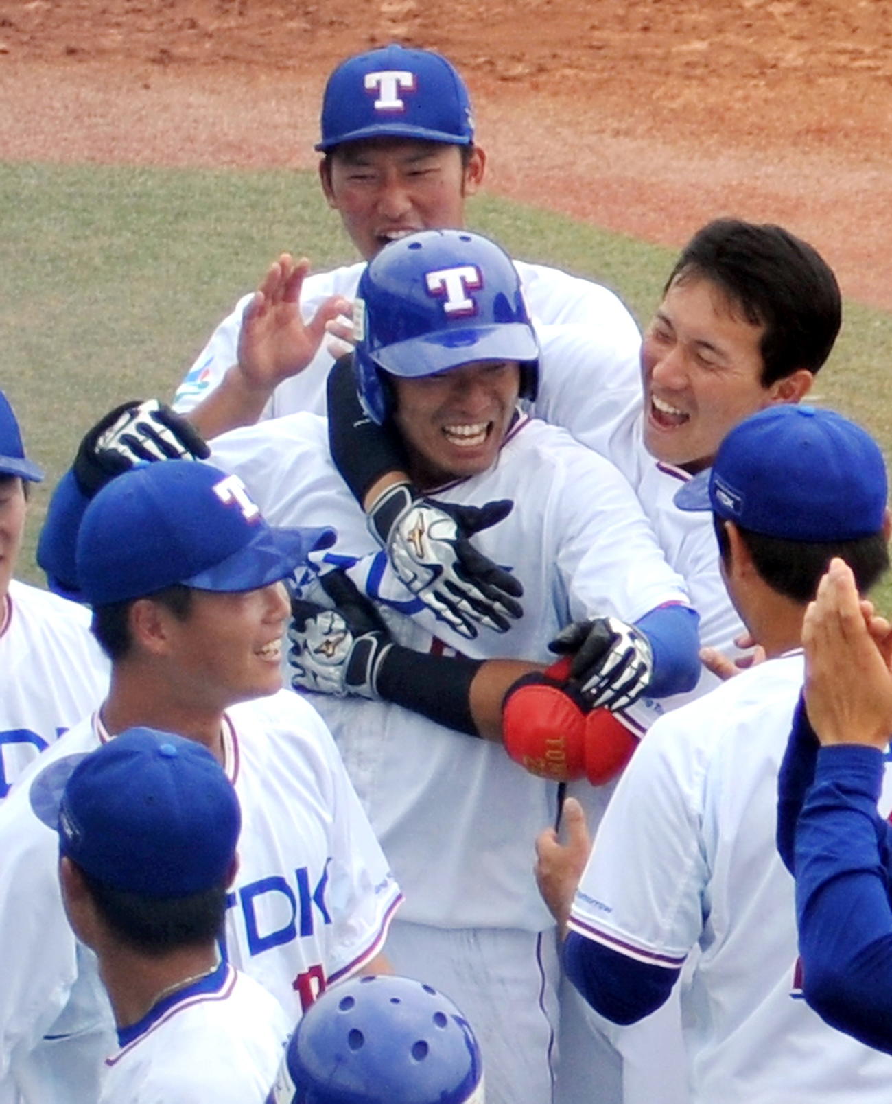 9回、サヨナラ2ランを放った斎田は、チームメートから祝福される