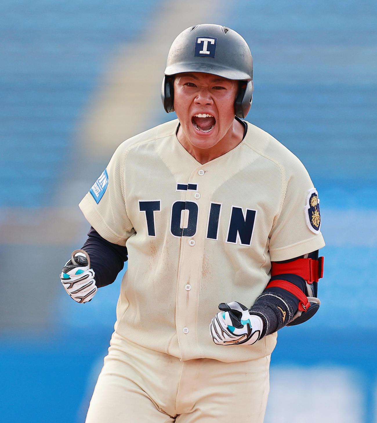 国際武道大対桐蔭横浜大　9回裏桐蔭横浜大2死一塁、中前打を放ちガッツポーズの吉田賢（撮影・野上伸悟）