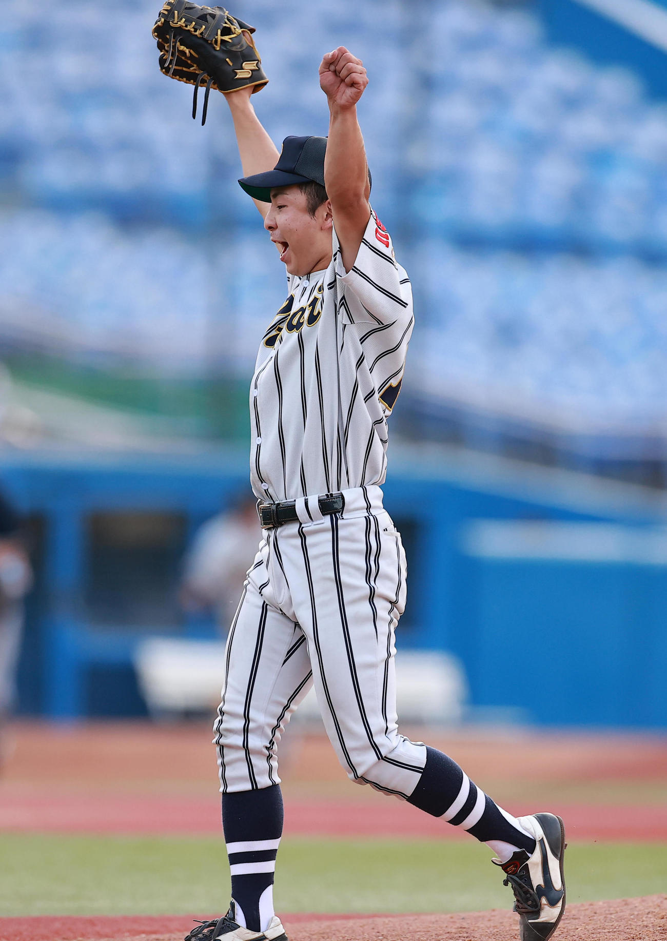 国際武道大対桐蔭横浜大　勝利の瞬間、万歳する国際武道大・板川（撮影・野上伸悟）