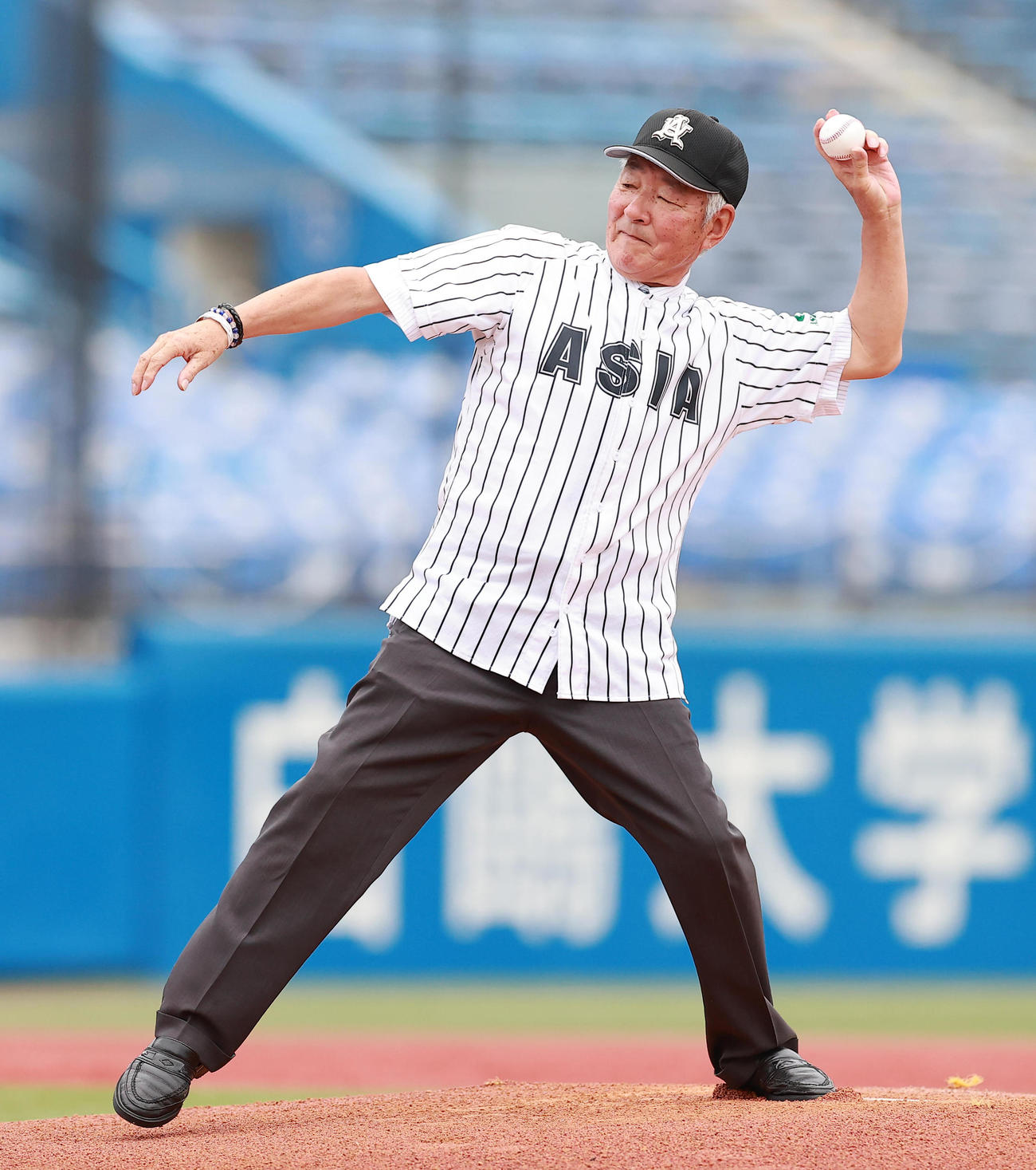 石巻専大対天理大　始球式を行う亜大OBで第20回大会優勝、元阪神の山本氏（撮影・野上伸悟）