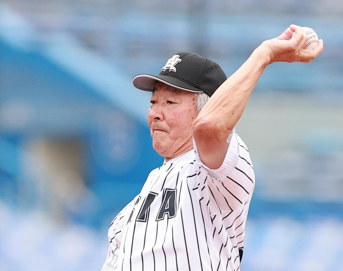 石巻専大対天理大　始球式を行う亜大OBで第20回大会優勝、元阪神の山本氏（撮影・野上伸悟）