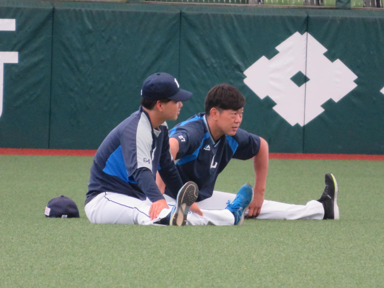 投手練習で上間（手前）と話す西武内海（球団提供）
