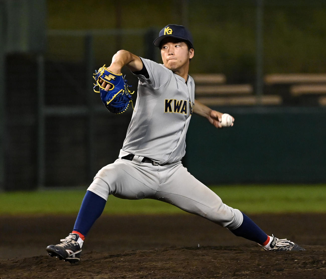 5月25日、京大戦で力投した関学大・黒原拓未