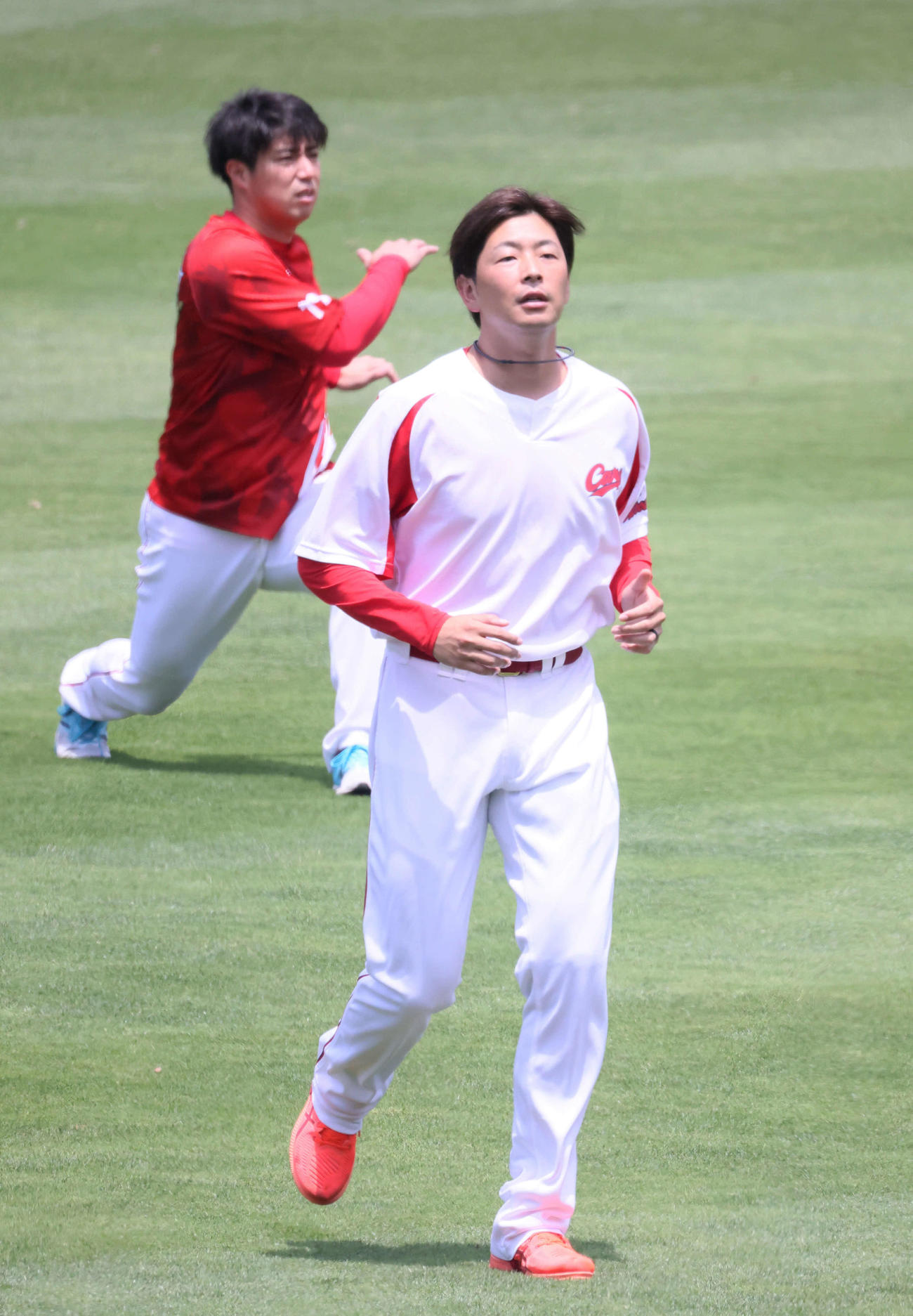 広島投手指名練習　練習する大瀬良（左）と野村（右）（撮影・加藤孝規）