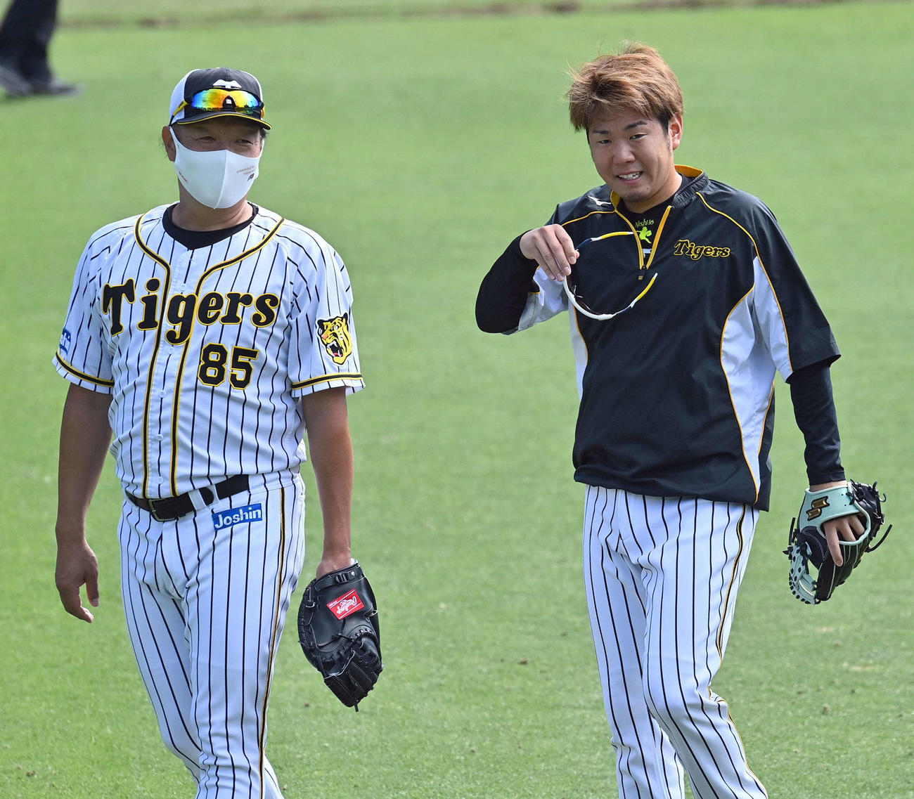 福原コーチ（左）と話す西勇（撮影・上田博志）
