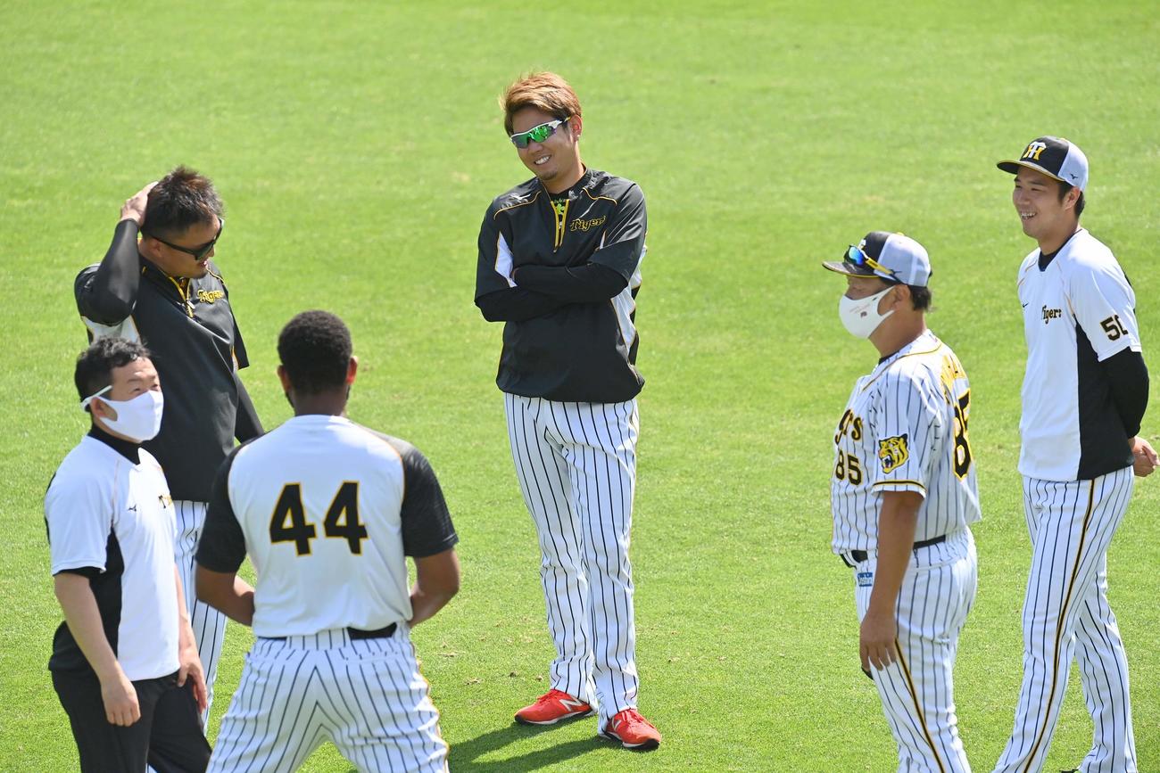 ラウル・アルカンタラ（左から3人目）の話を聞く右から青柳、福原コーチ、西勇、1人飛ばして秋山、仲野トレーナー（撮影・上田博志）