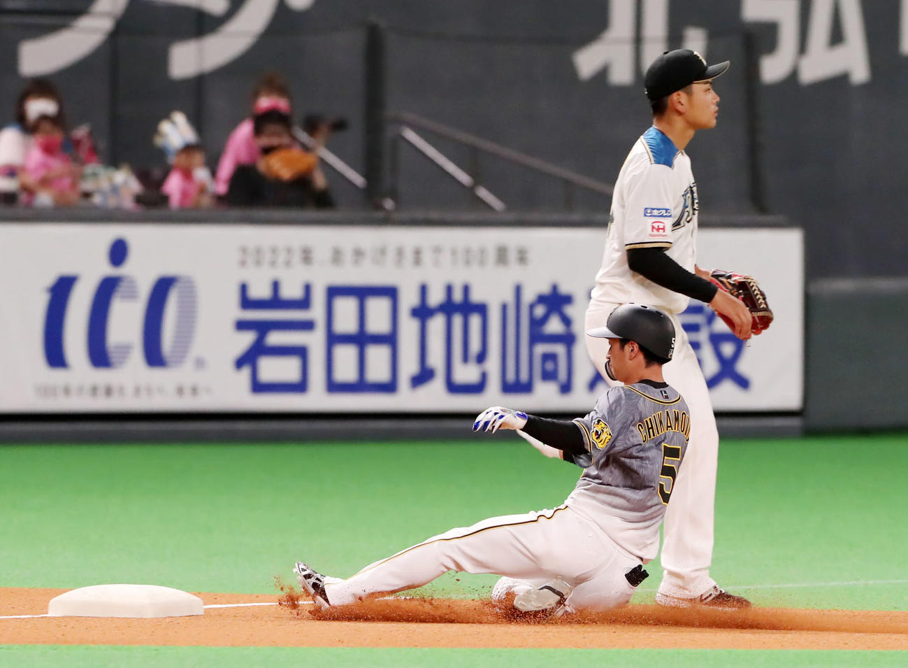 日本ハム対阪神　1回表阪神無死、近本は中越え三塁打を放つ（撮影・加藤哉）