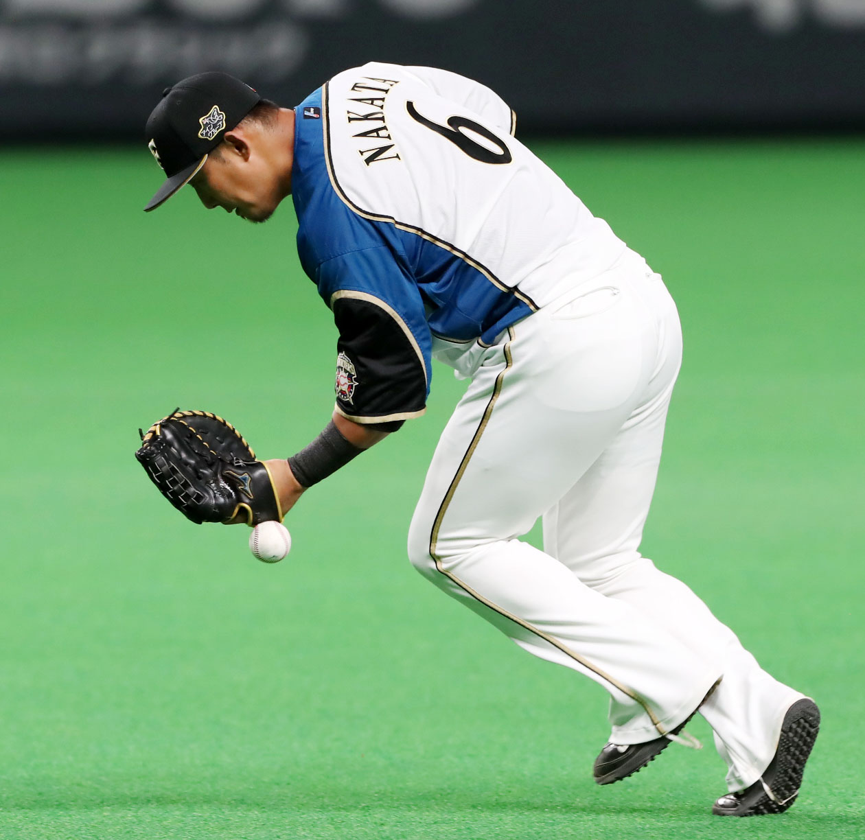 日本ハム対阪神　1回表阪神無死満塁、中田は大山の打球をエラーする（撮影・加藤哉）