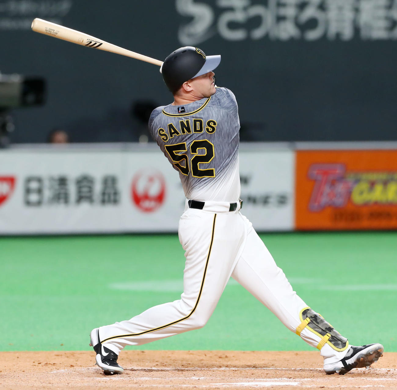 日本ハム対阪神　9回表阪神無死、サンズは右中間越え二塁打を放つ（撮影・加藤哉）